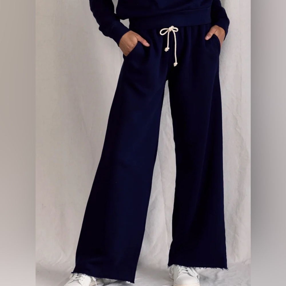 Perfect white tee Hailey wide leg sweatpant navy size small NWT